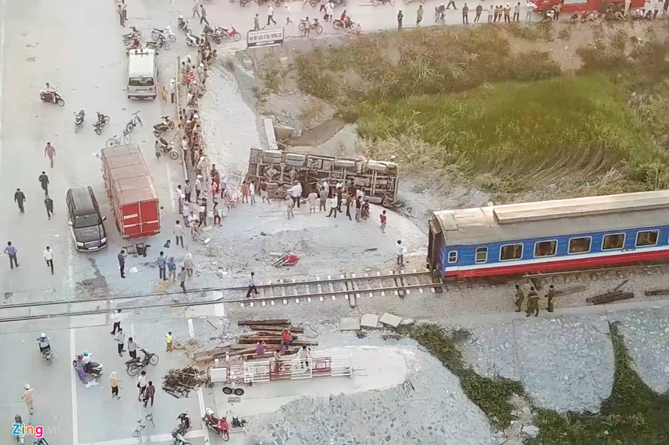 Đường sắt tê liệt sau vụ lật tàu ở Thanh Hóa